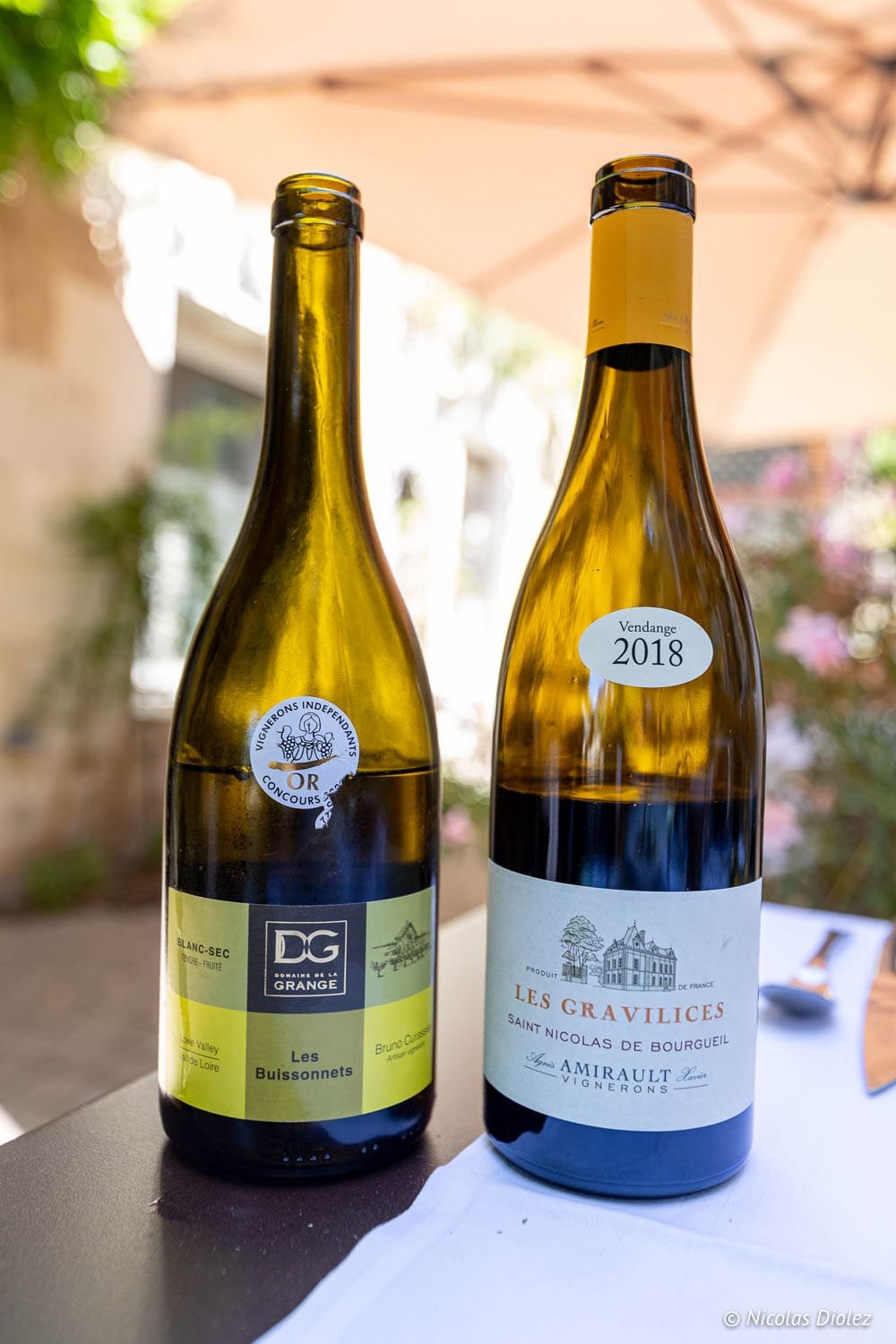 Deux bouteilles de vin blanc, Les Buissonnets et Les Gravilices, Vendange 2018.