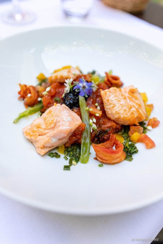 Assiette gastronomique saumon, légumes, fleurs comestibles, plat restaurant Sud Touraine.