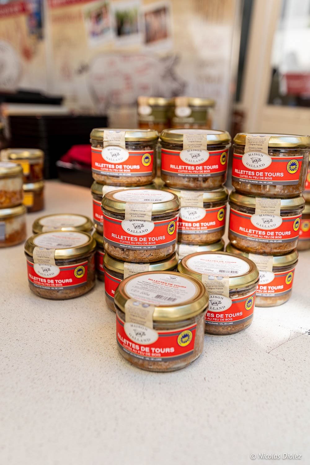 Rillettes de Tours Maison Galland sur un étal de marché à Loches.