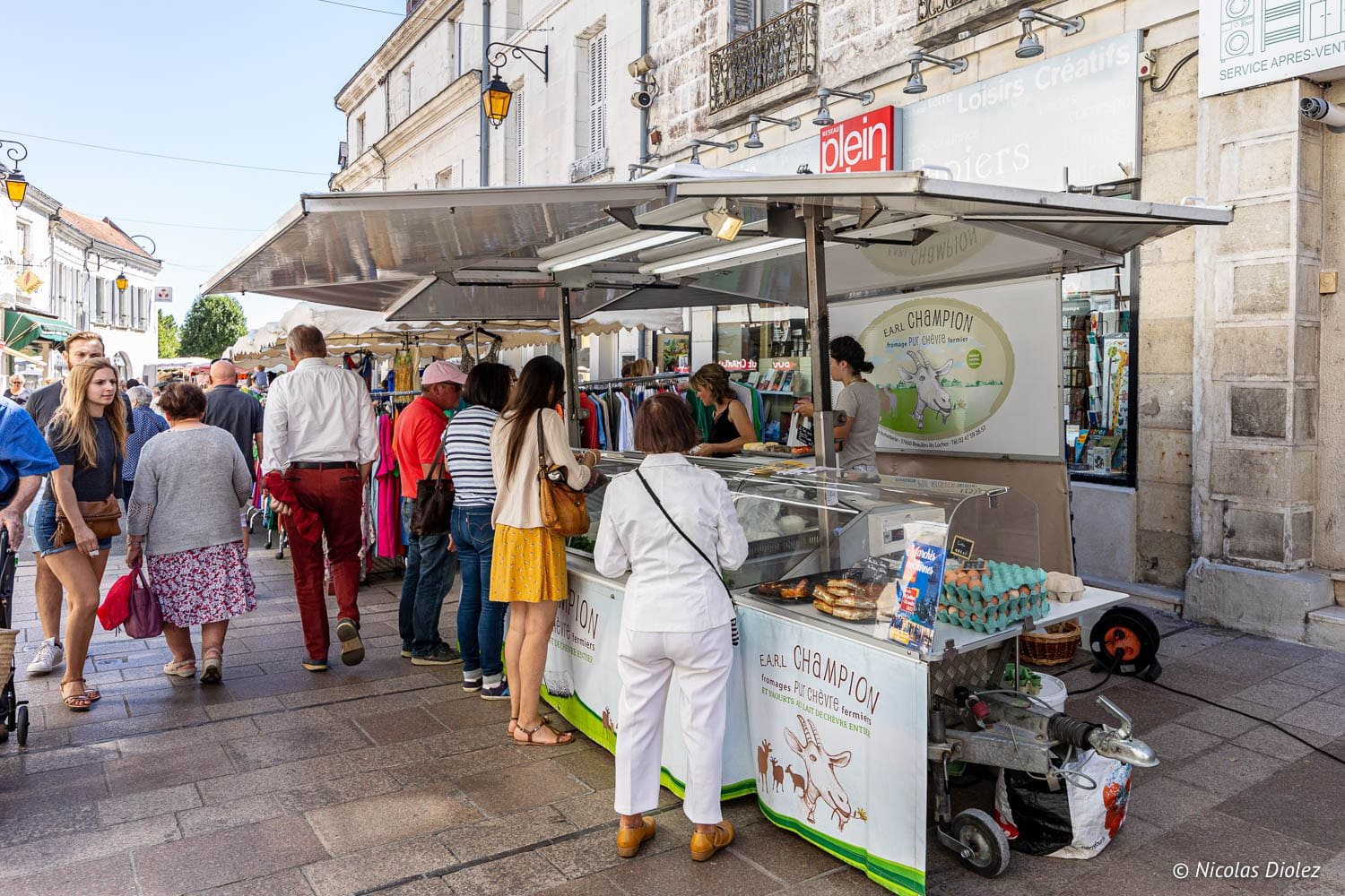 Marché de Loches avec étal de fromages de chèvre Earl Champion.