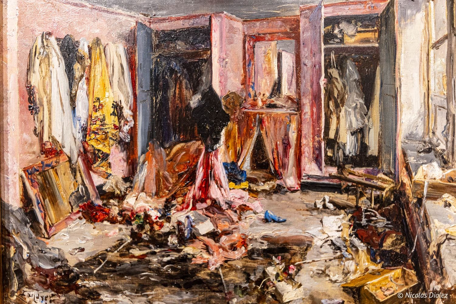 Peinture du Musée Lansyer Loches : intérieur encombré avec des vêtements et un désordre apparent.