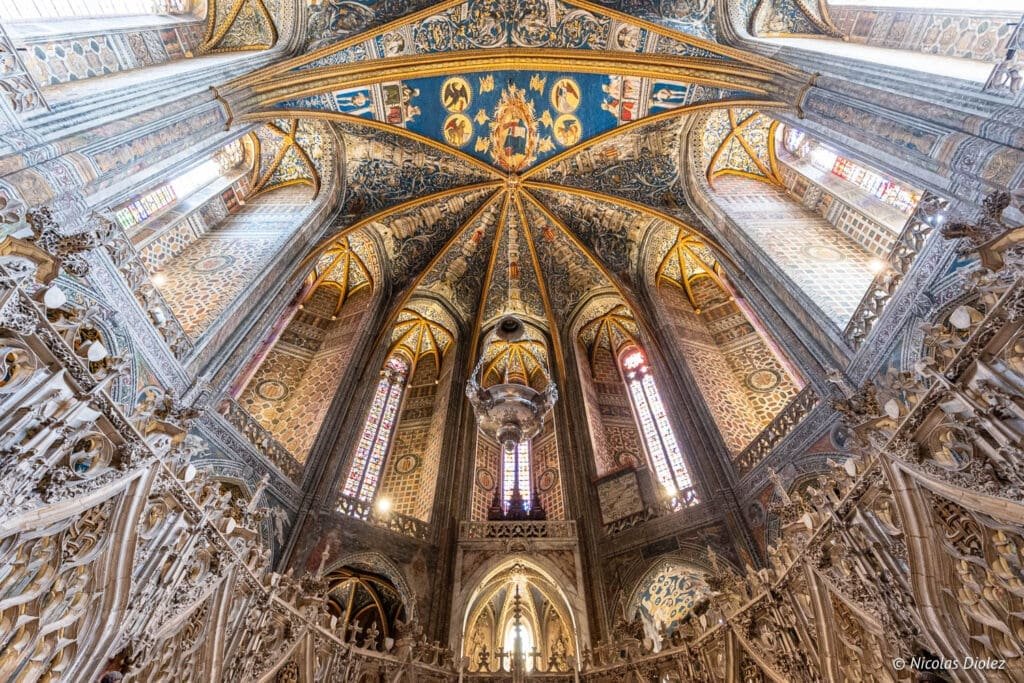 Intérieur voûte et lustre de la Cathédrale Sainte-Cécile d'Albi.
