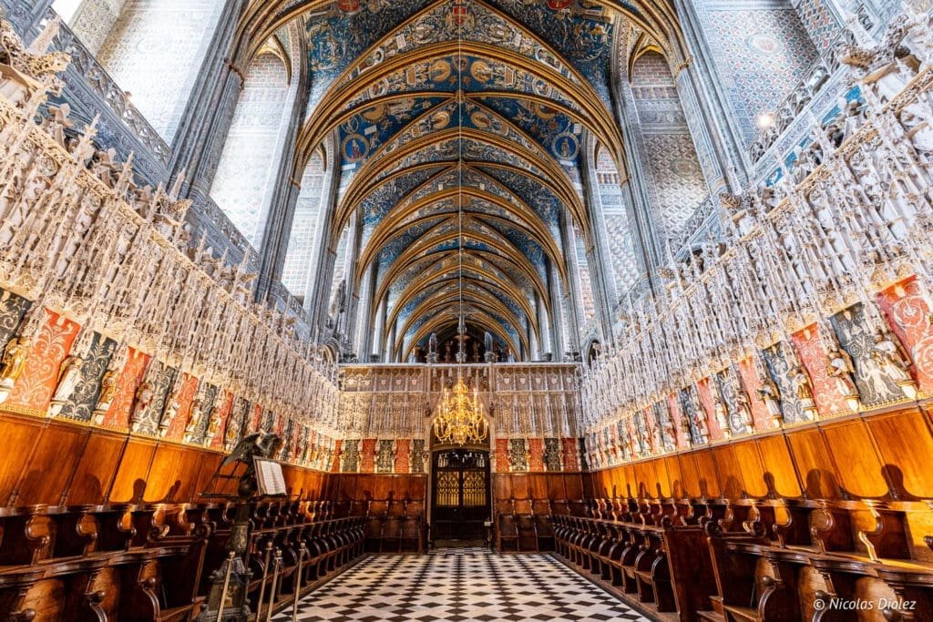 Intérieur gothique de la Cathédrale Sainte-Cécile d'Albi avec chœur et voûte peinte.