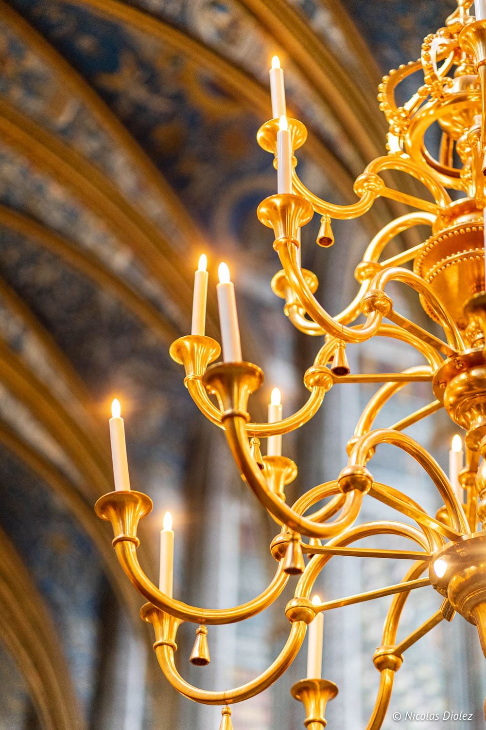 Lustre doré à bougies allumées dans la Cathédrale d'Albi.