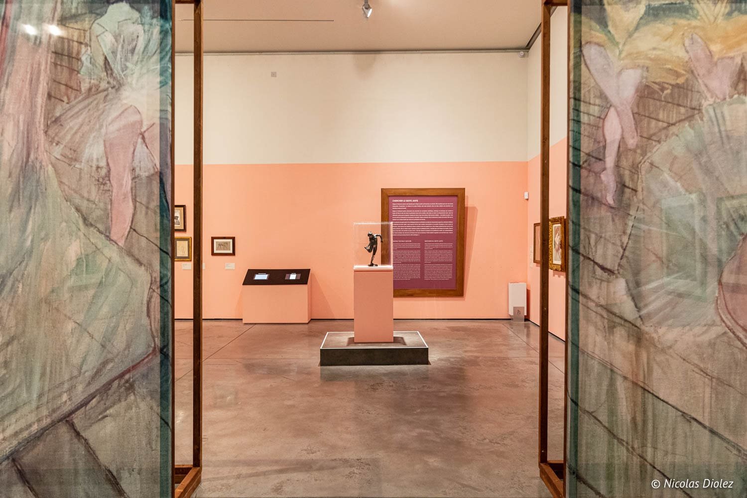 Intérieur Musée Toulouse-Lautrec Albi, sculpture centrale et panneau "CHERCHER LE GESTE JUSTE".