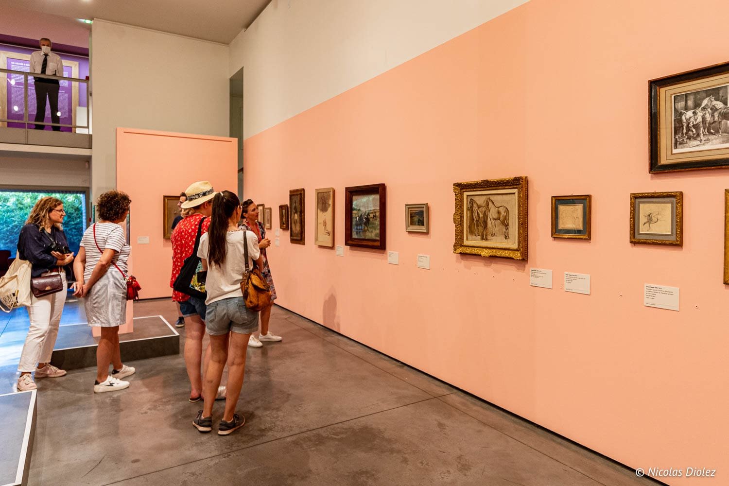Visiteurs admirant des tableaux dans une salle du Musée Toulouse-Lautrec à Albi.