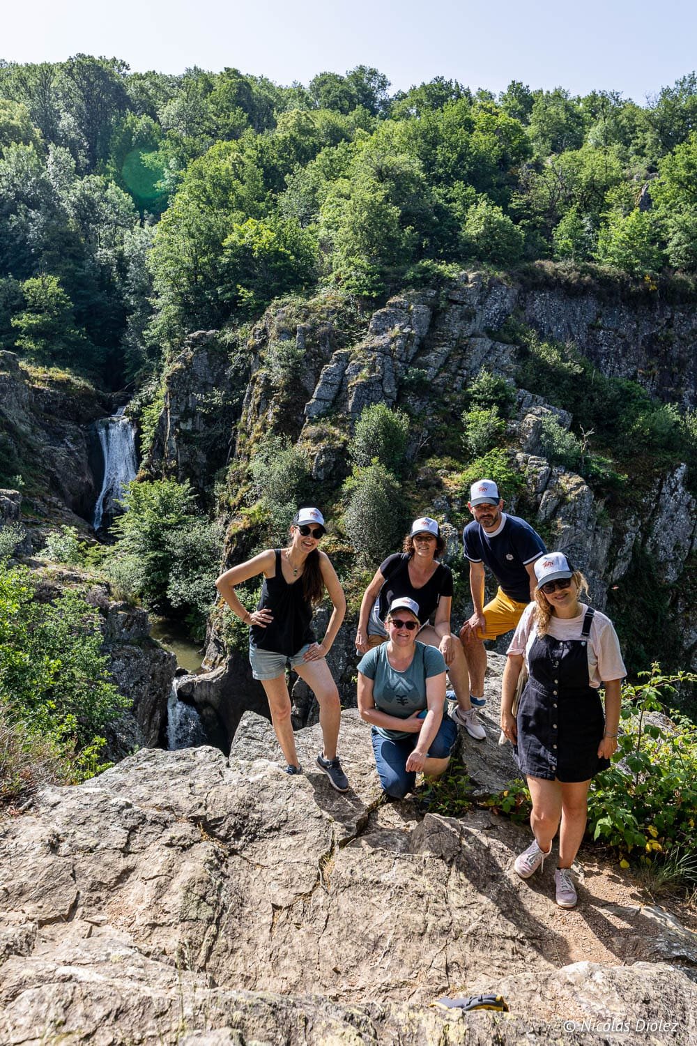 Randonneurs devant la cascade d'Arifat. DR Nicolas Diolez 2022.