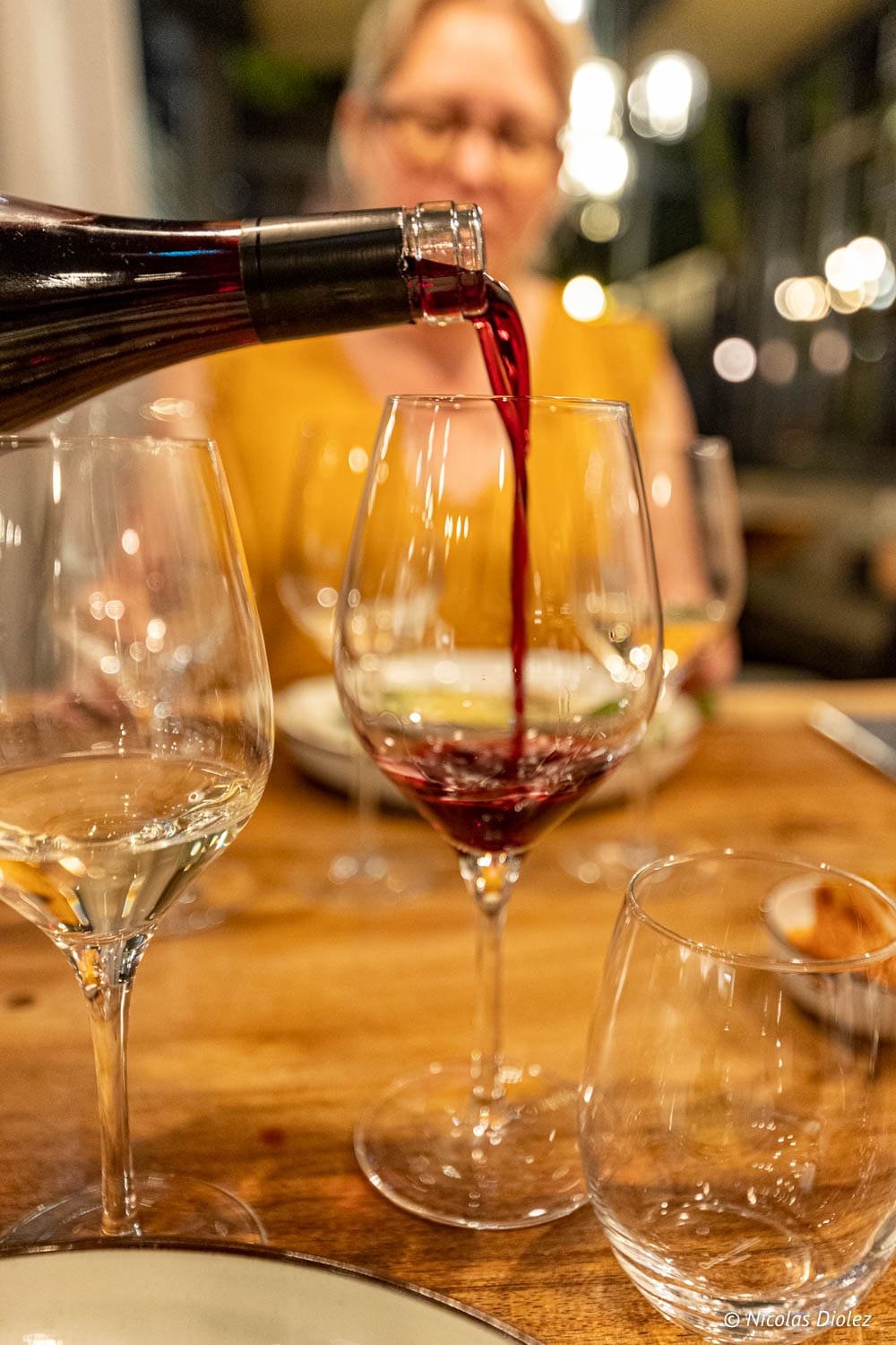 Vin rouge versé dans un verre lors d'une dégustation au restaurant Épicurien Albi.