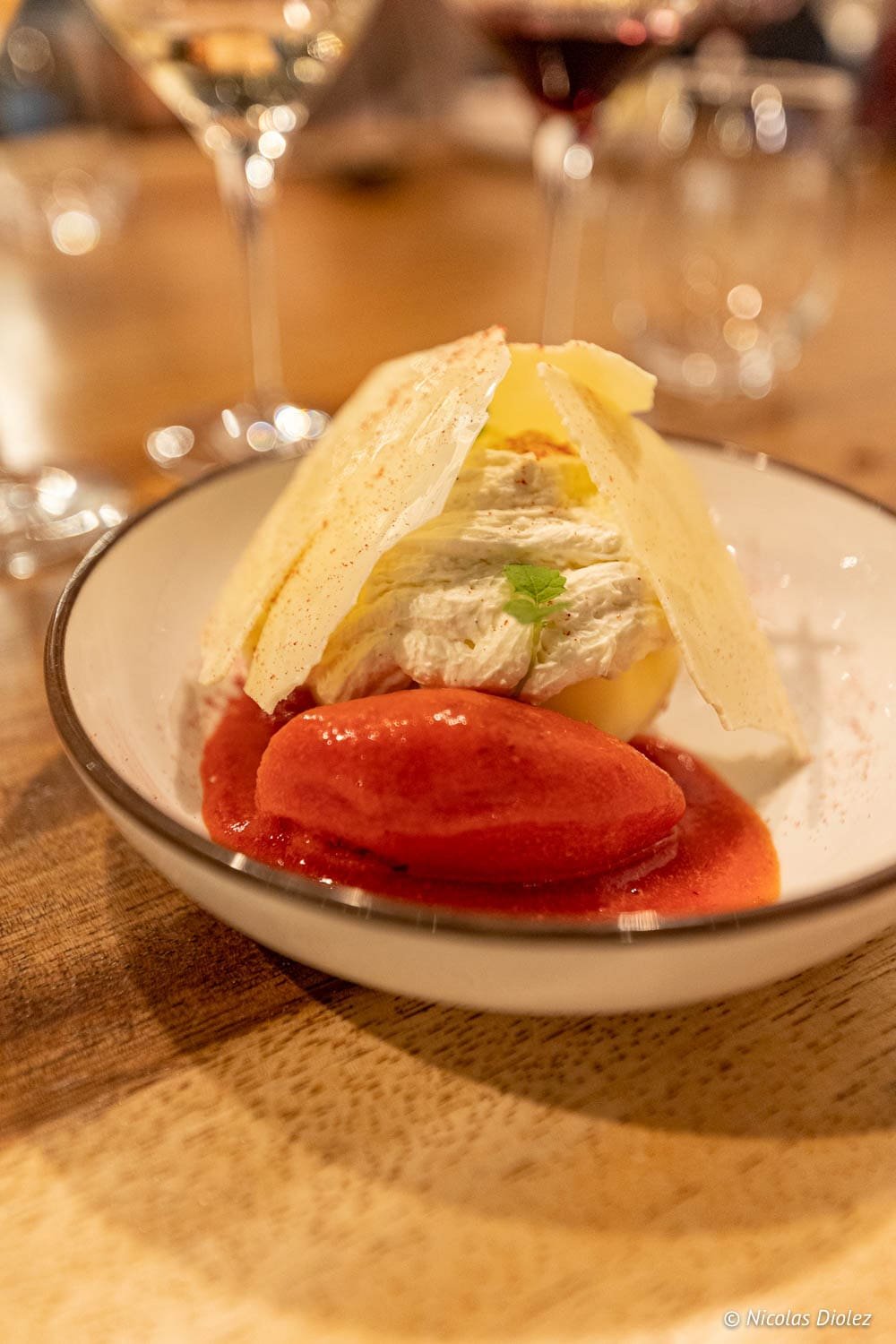 Dessert avec sorbet fraise, crème et tuile, servi à L'Épicurien Albi.