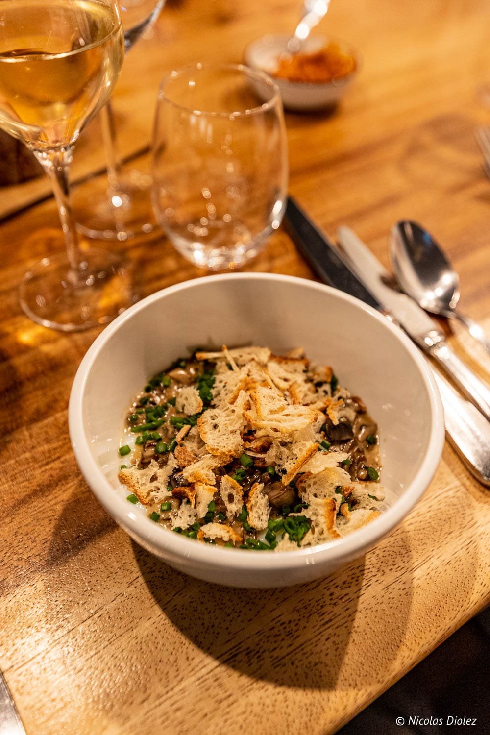 Champignons crémeux avec croûtons et ciboulette, vin blanc.