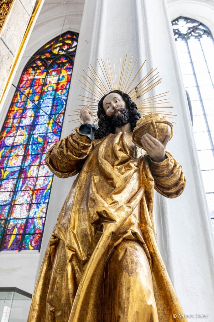 Statue dorée du Christ avec orbe dans la Cathédrale de Gdańsk.