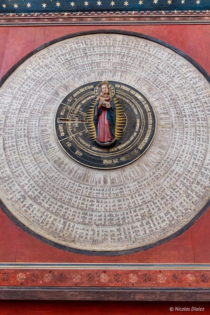 Horloge astronomique de Gdańsk avec statue de la Vierge à l'Enfant.