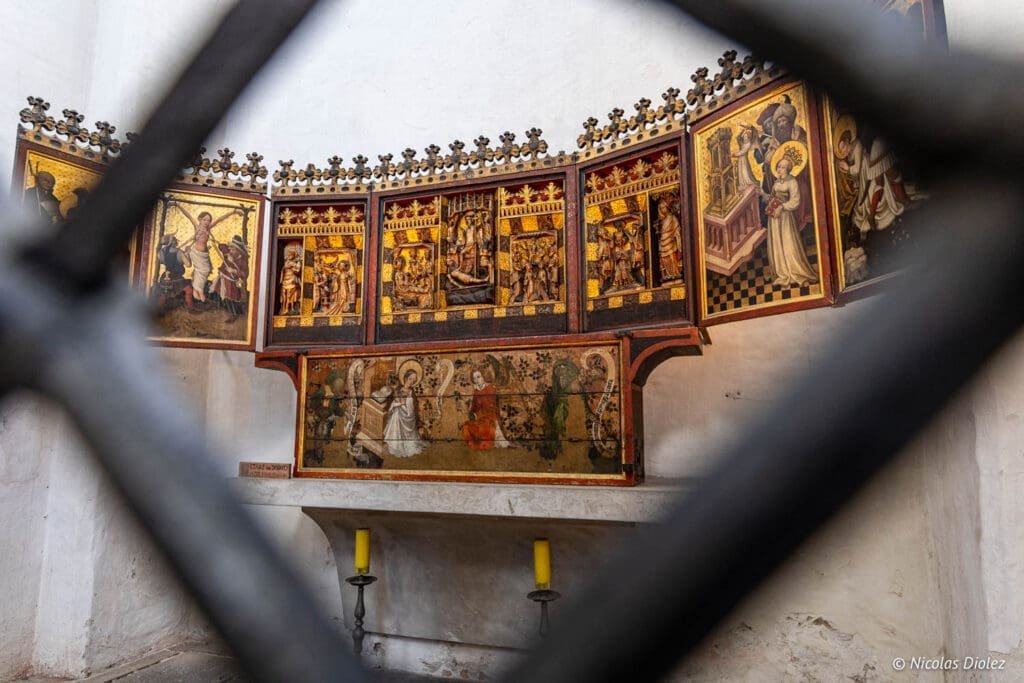 Retable gothique sculpté et peint dans une église de Gdańsk, Pologne.