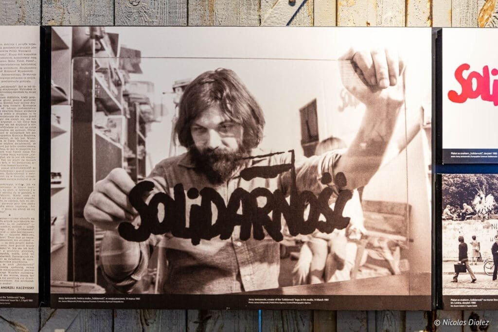 Jerzy Janiszewski créant le logo Solidarność dans son studio, mars 1981.