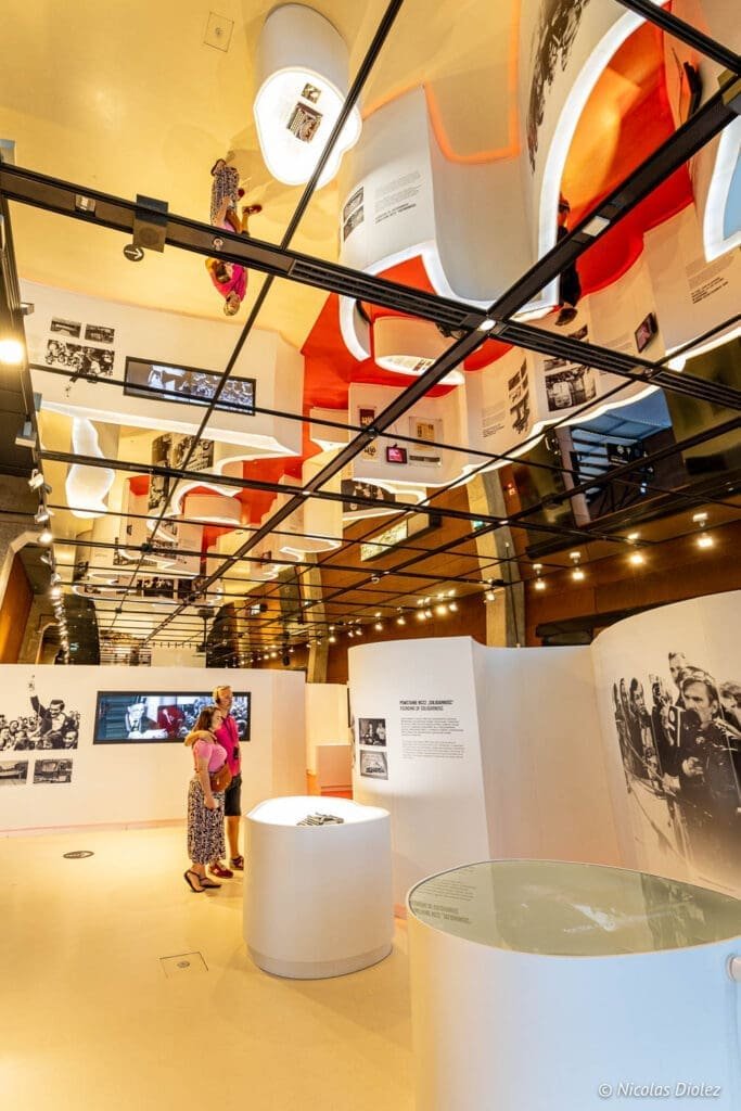 Intérieur du Centre Européen de la Solidarité à Gdańsk, visiteurs observant expositions.