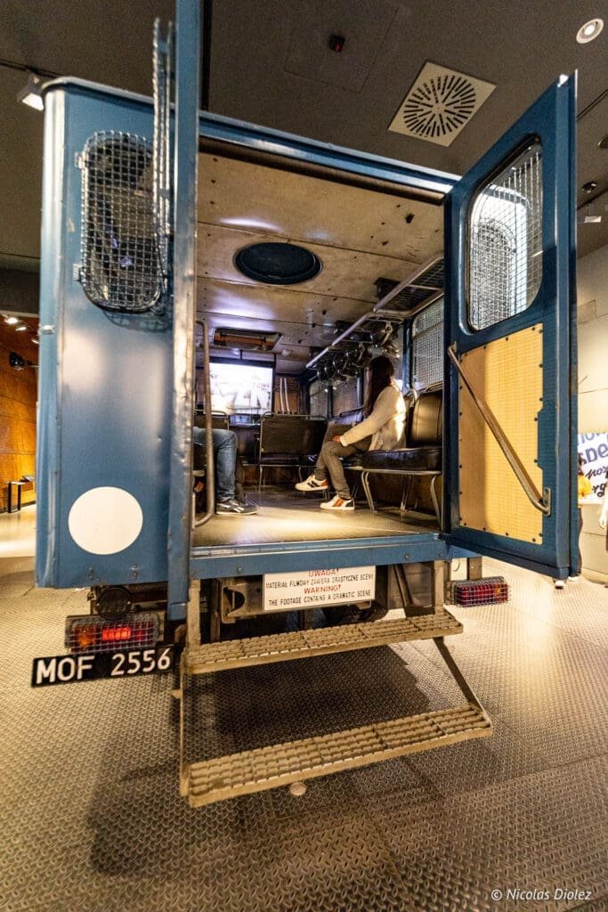 Intérieur d'une fourgonnette d'exposition au Centre Européen de la Solidarité à Gdańsk.