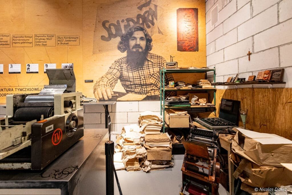 Intérieur du Centre Européen de la Solidarité avec une presse clandestine et portrait de Solidarność.