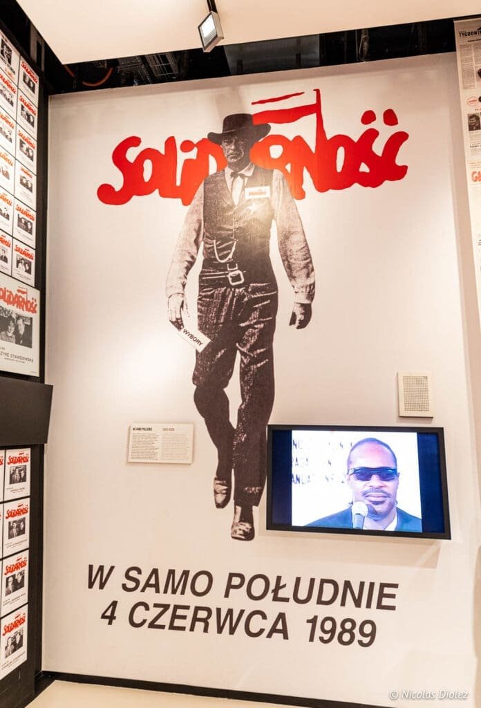 Affiche Solidarność, homme western et texte sur les élections de 1989 au Centre Européen de la Solidarité.