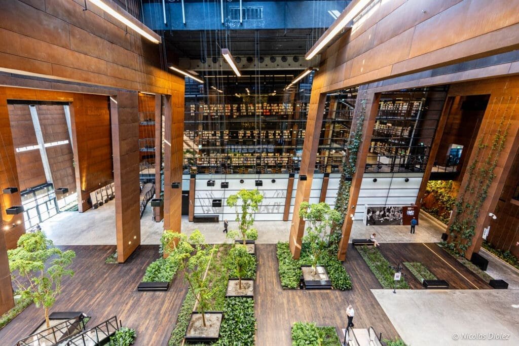 Intérieur moderne du Centre Européen de la Solidarité à Gdańsk.