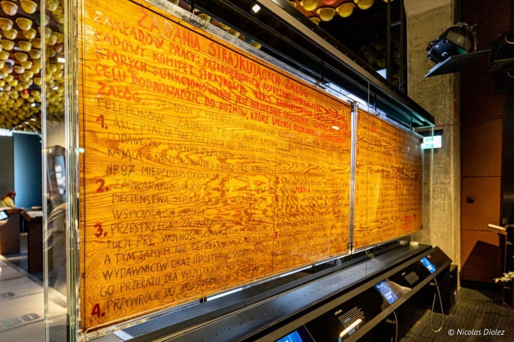 Affichage des revendications des grévistes sur bois au Centre Européen de la Solidarité Gdańsk.