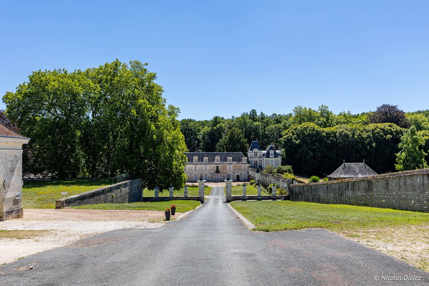 Allée d'accès au Château de Loches entouré de verdure, Sud Touraine.
