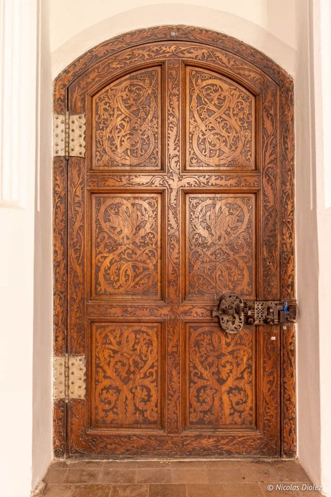 Porte en bois sculpté et ferrure du Musée National de Gdańsk.