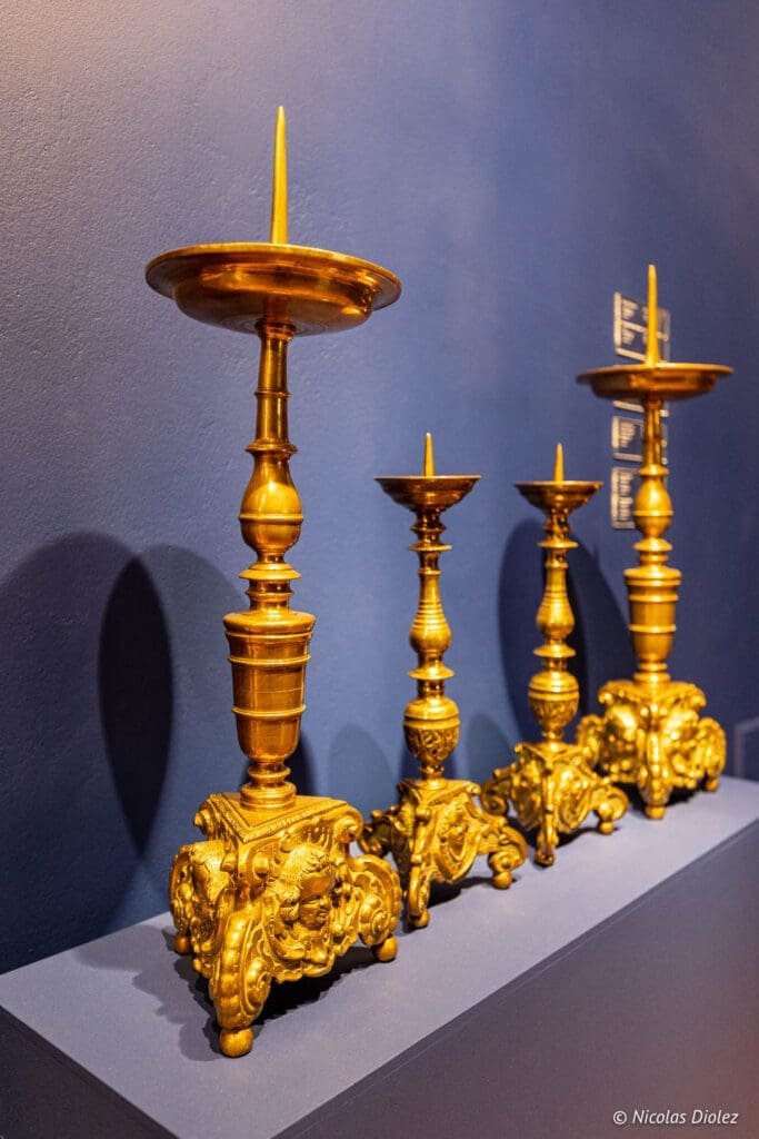 Chandeliers anciens en laiton au Musée National de Gdańsk.