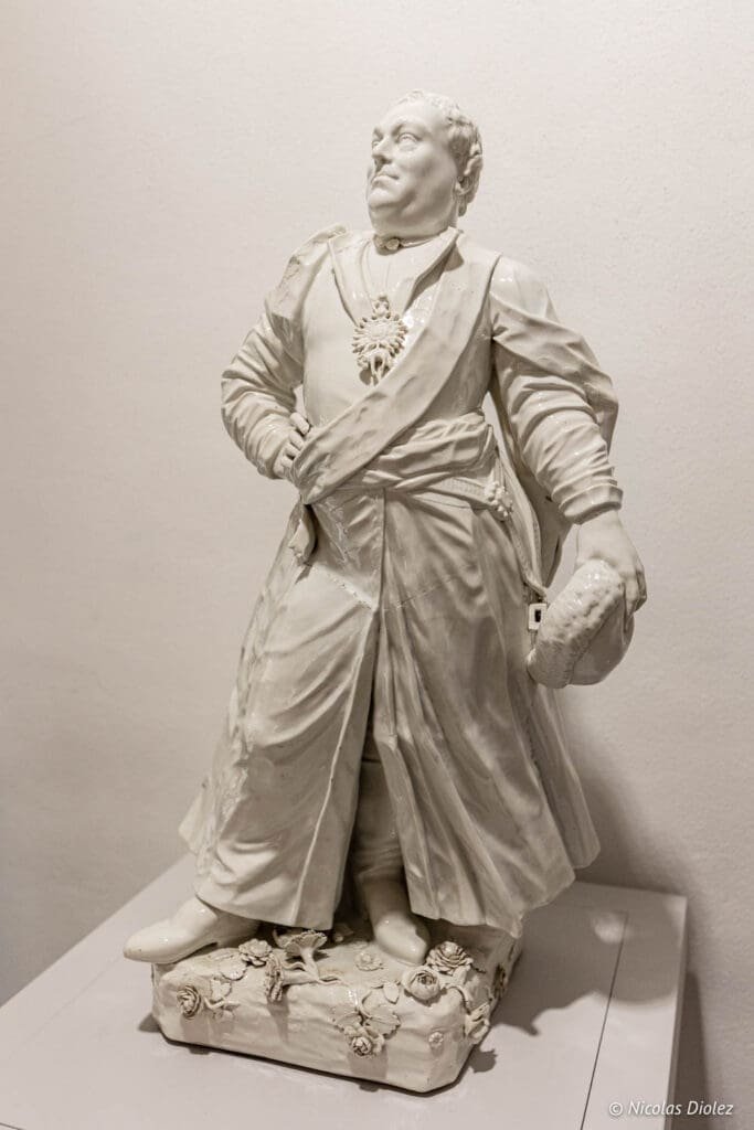 Statue en porcelaine blanche d'un homme au Musée National de Gdańsk.