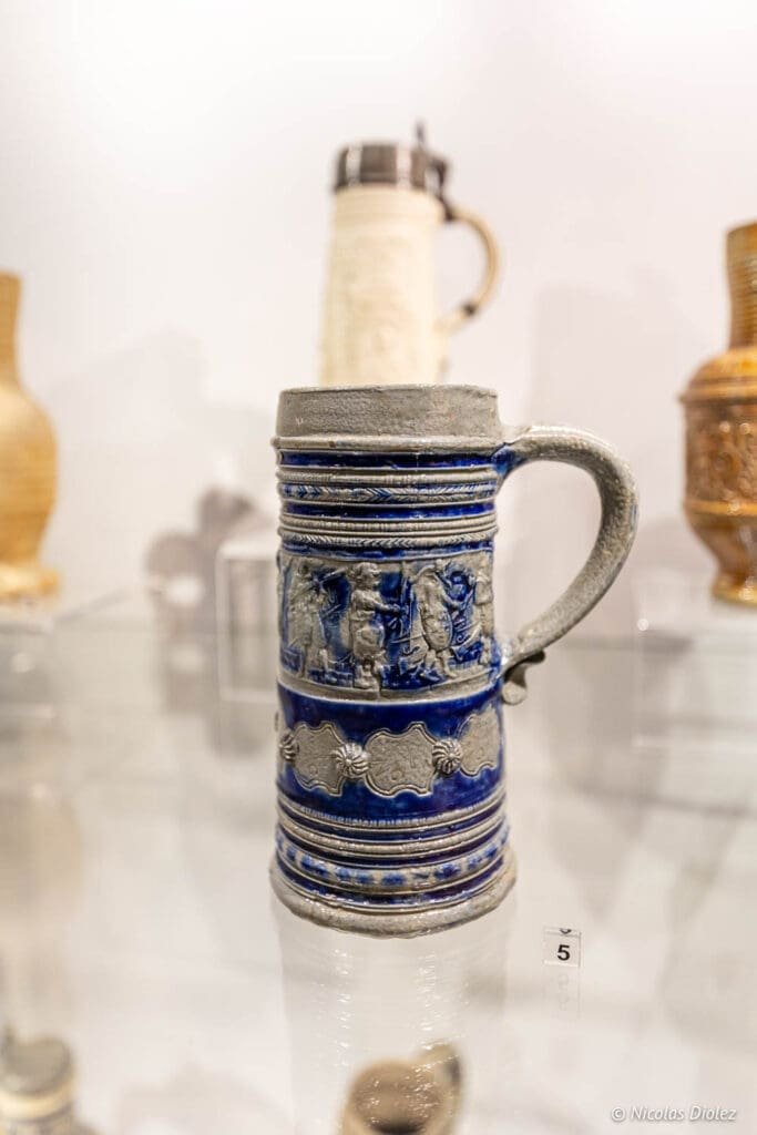 Chope en grès bleu et gris ornée de scènes figuratives, Musée National de Gdańsk.