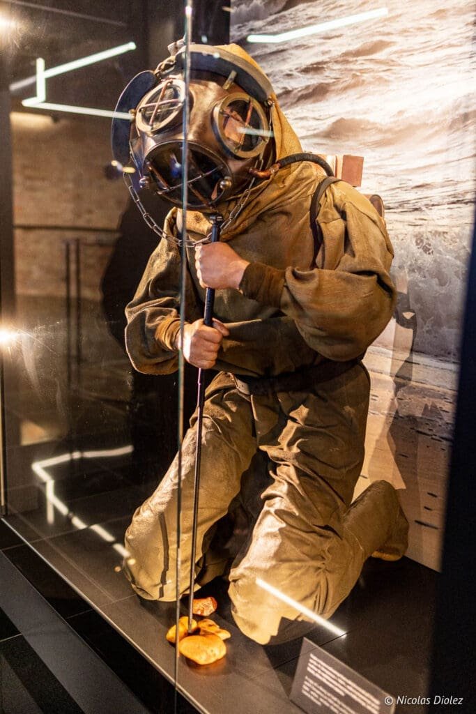 Mannequin plongeur ancien avec casque et morceaux d'ambre au Musée de l'ambre de Gdańsk.