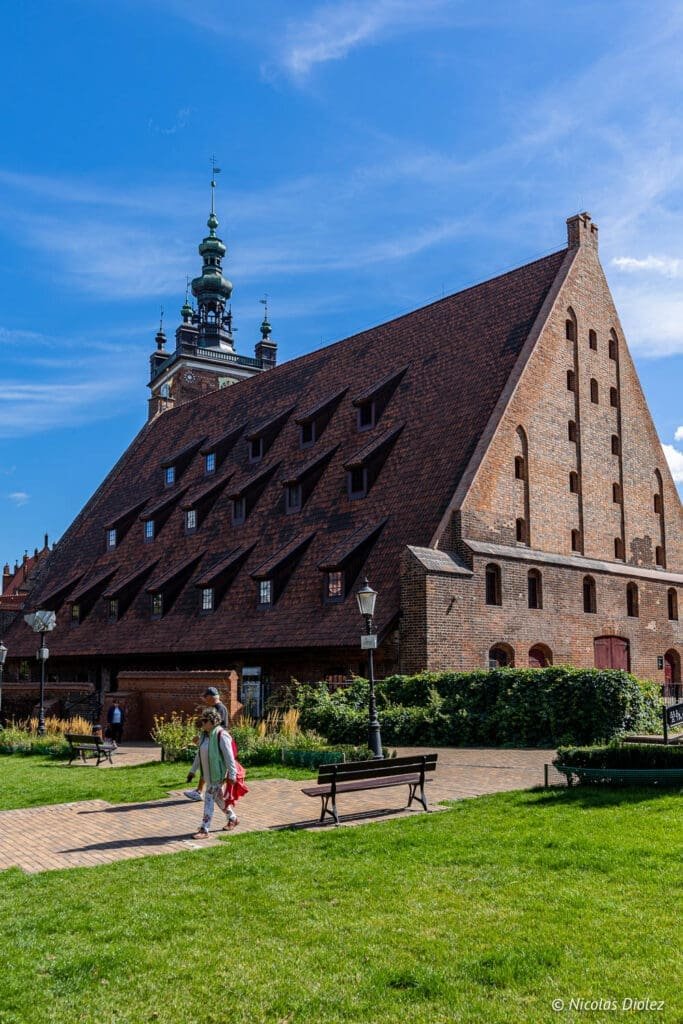 Musée de l'Ambre à Gdańsk avec flèche d'église en arrière-plan.