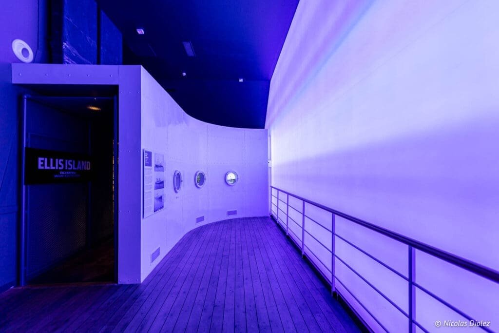 Intérieur du Musée de l'Émigration de Gdynia, exposition Ellis Island.