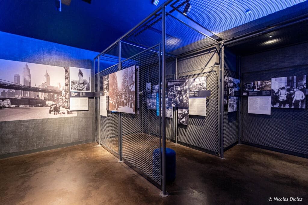 Intérieur du Musée de l'Émigration de Gdynia, exposition sur l'émigration et New York.