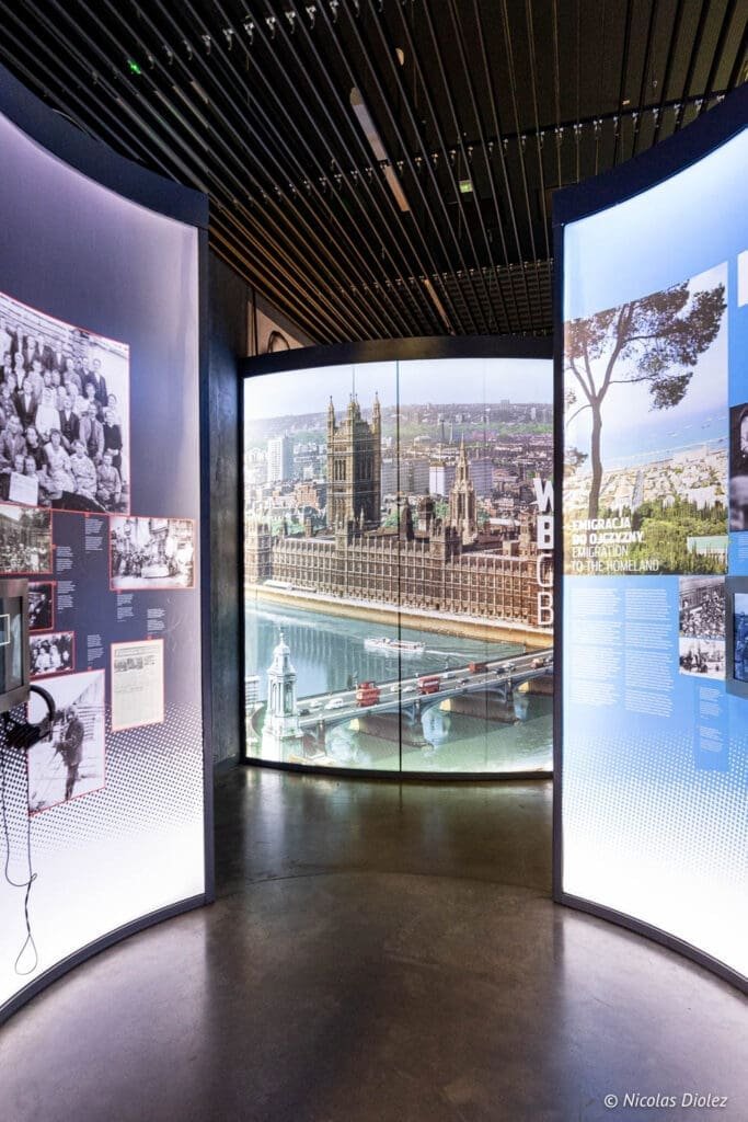 Intérieur du Musée de l'Émigration de Gdynia avec écran sur Londres.