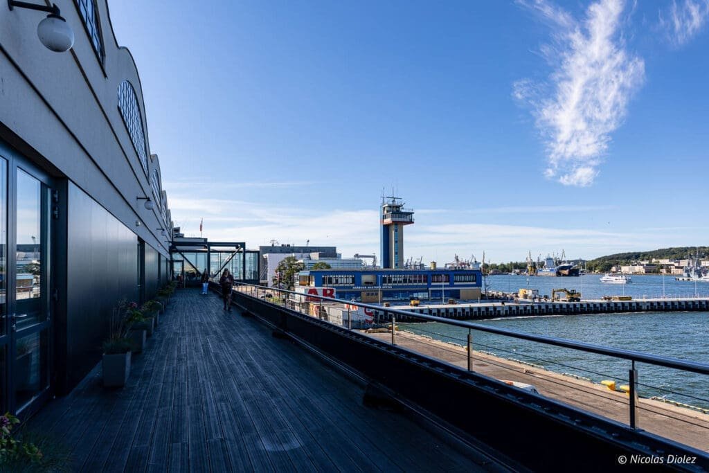 Terrasse du Musée de l'Émigration de Gdynia vue sur le port avec la capitainerie.