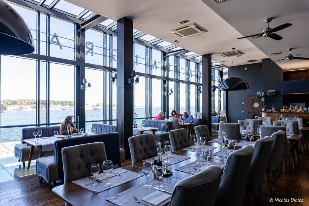 Restaurant moderne à Gdynia avec vue sur la mer Baltique et les quais.