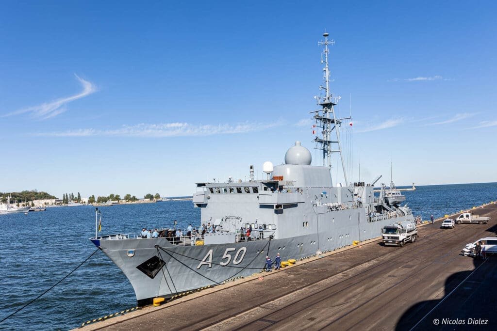 Navire militaire polonais A 50 amarré au port de Gdynia, Poméranie.