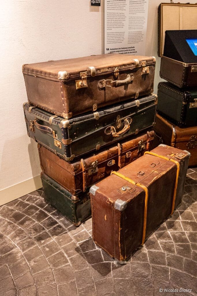 Valises anciennes empilées au Musée de l'Émigration de Gdynia.
