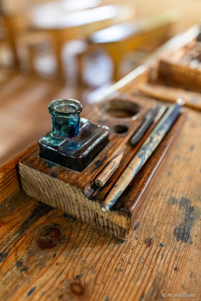 Encrier en bois et plumes anciennes au Parc Ethnographique de Kaszuby, Poméranie.