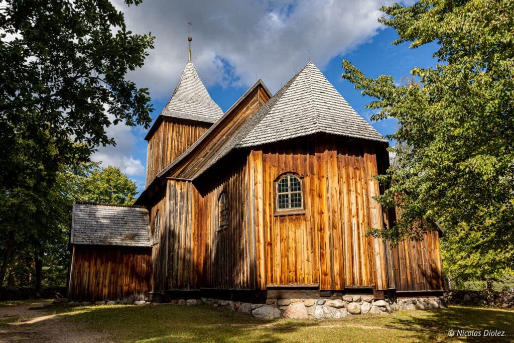 Église en bois traditionnelle kaszube au parc ethnographique de Poméranie.