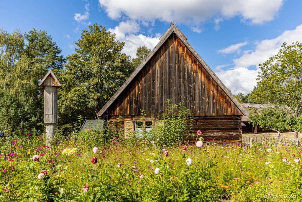 Maison traditionnelle en bois au Parc Ethnographique de Kaszuby, Pologne.