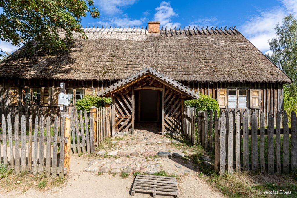 Maison traditionnelle en bois à toit de chaume dans l'Écomusée de Kaszuby, Poméranie.