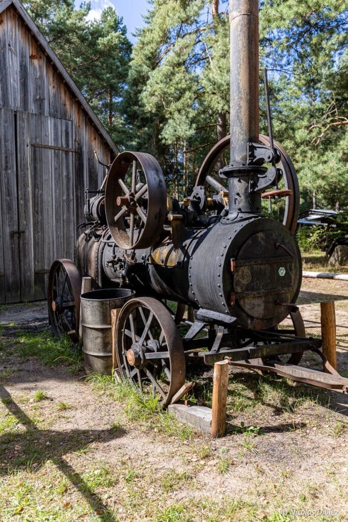 Locomotive à vapeur ancienne au parc ethnographique de Kaszuby, Poméranie.