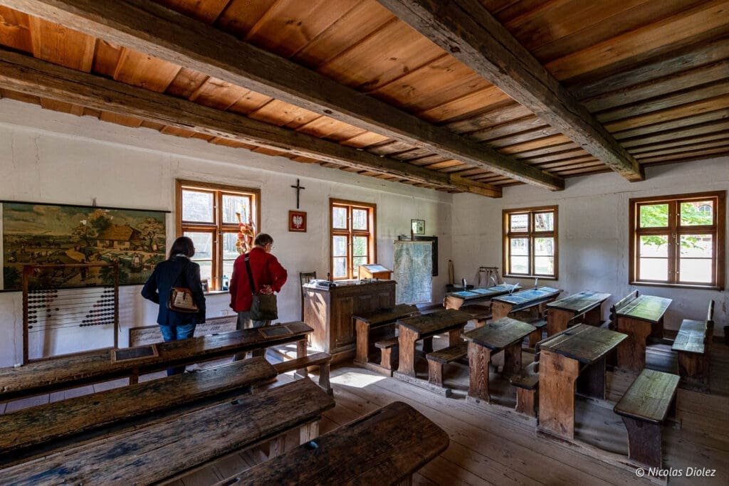 Classe historique en bois au parc ethnographique de Kaszuby, Poméranie.