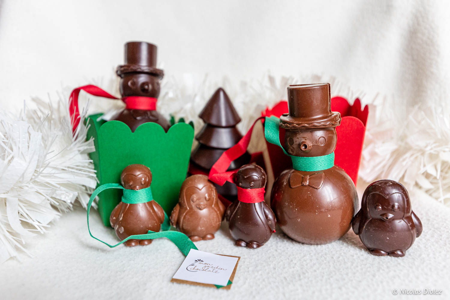 CHOCOLATS LOUIS - Coffret chocolat 21 Pralinés - Chocolat Noir et Lait -  Chocolat a offrir - Coffret cadeau - Fabrication Française Artisanale -  100% Beurre de Cacao : : Epicerie
