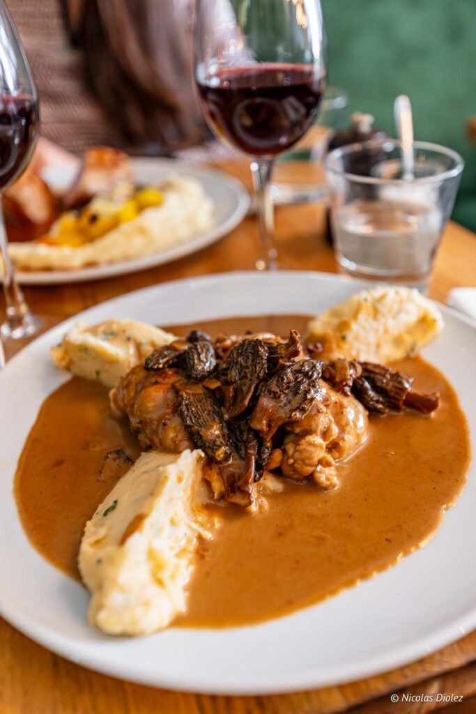 Piatto con salsa alle spugnole servito con due quenelle di purè da La Ferrandaise.