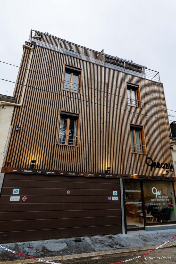 Façade en bois de l'hôtel boutique 9 Wagram au Mans, spécialisé en design biophilique.