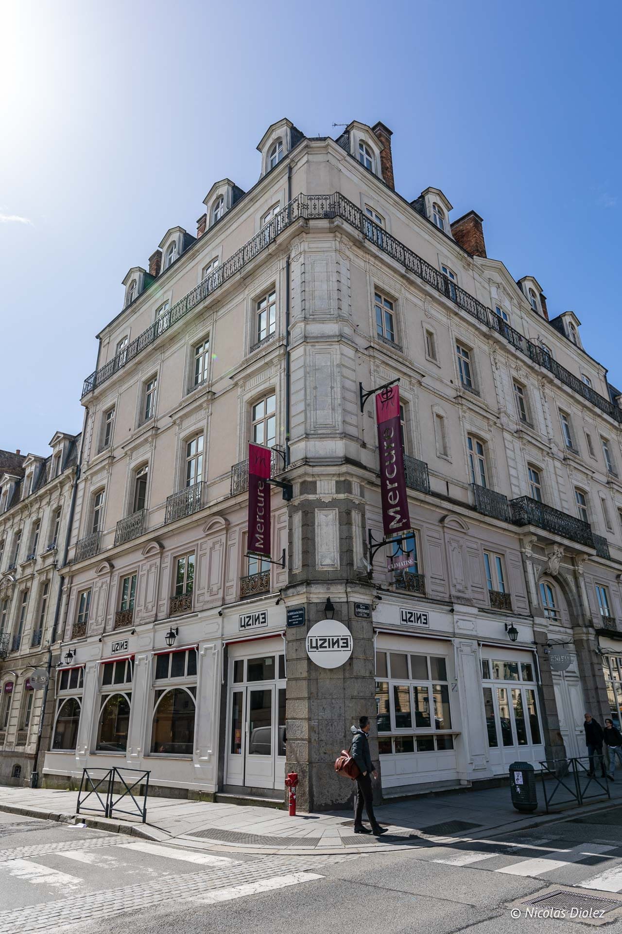Hôtel Mercure in Rennes mit dem Restaurant UZINE und Hoteleinrichtungen.