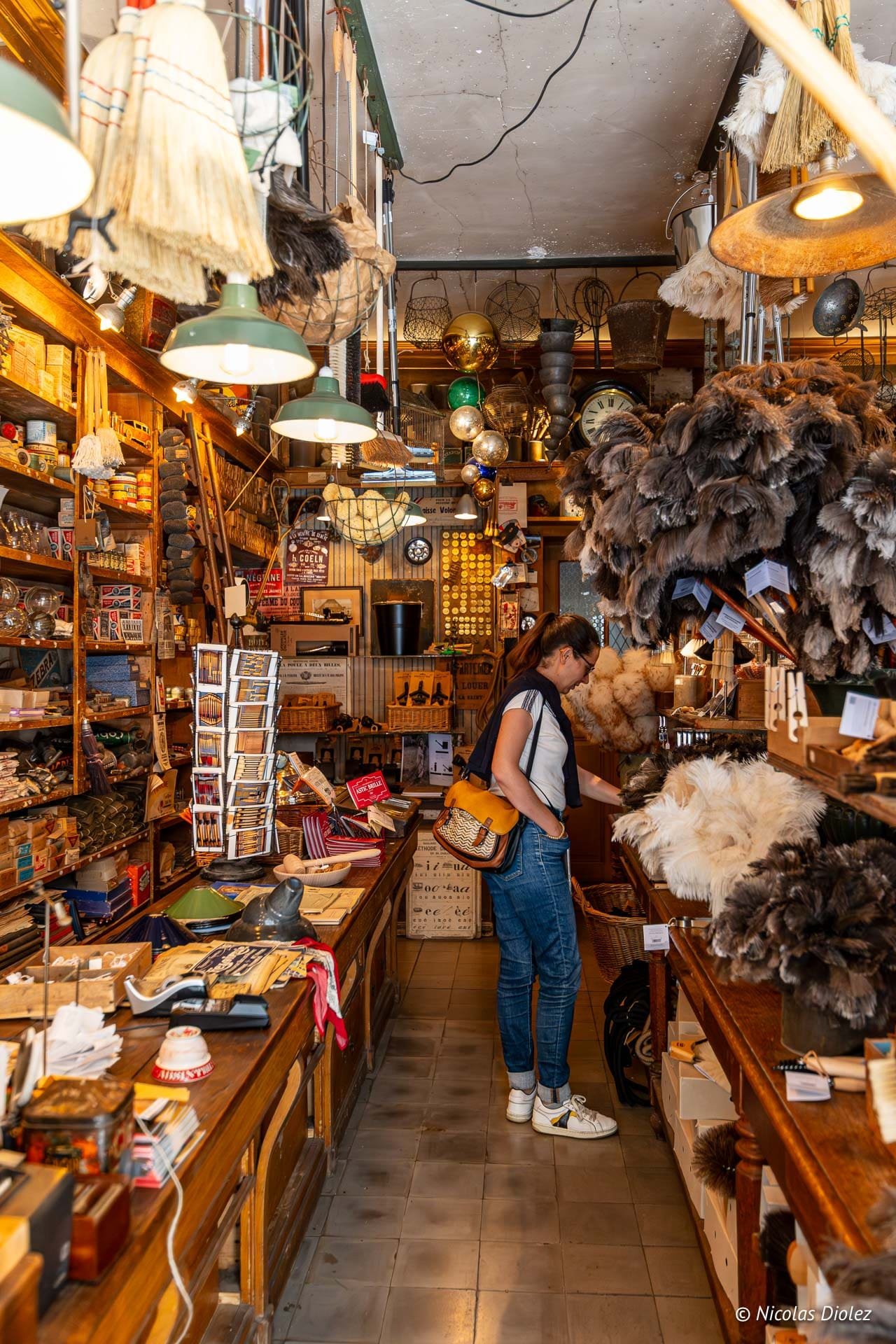 Innenraum Boutique Maison Courtin La Flèche mit Kleidung und maritimen Dekorationen.