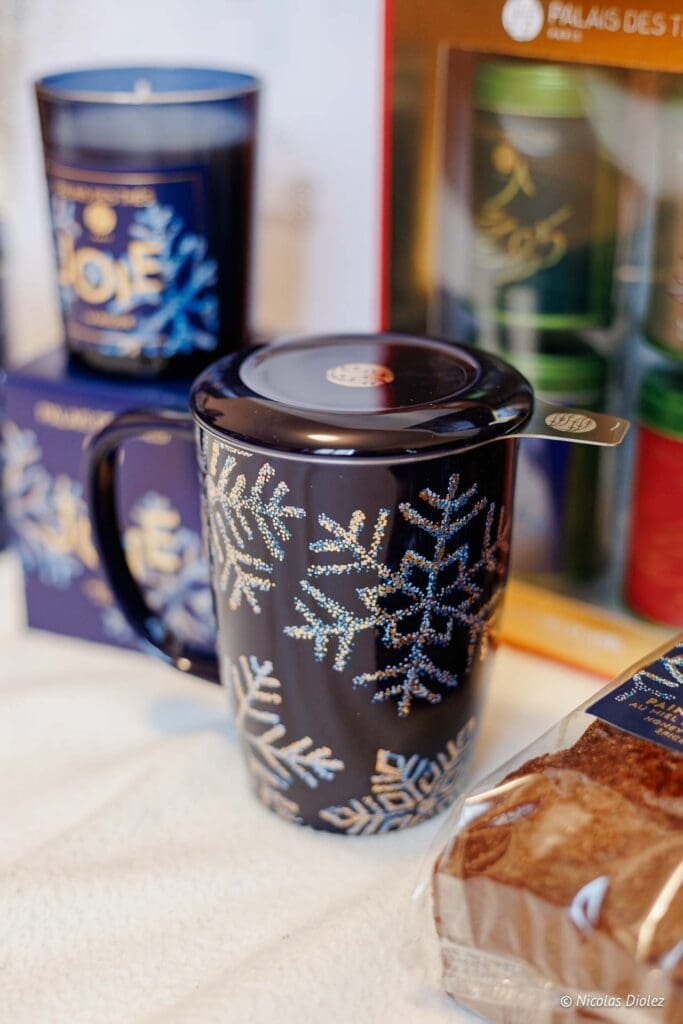 Mug de Noël Palais des Thés flocons, bougie et pain d'épices.